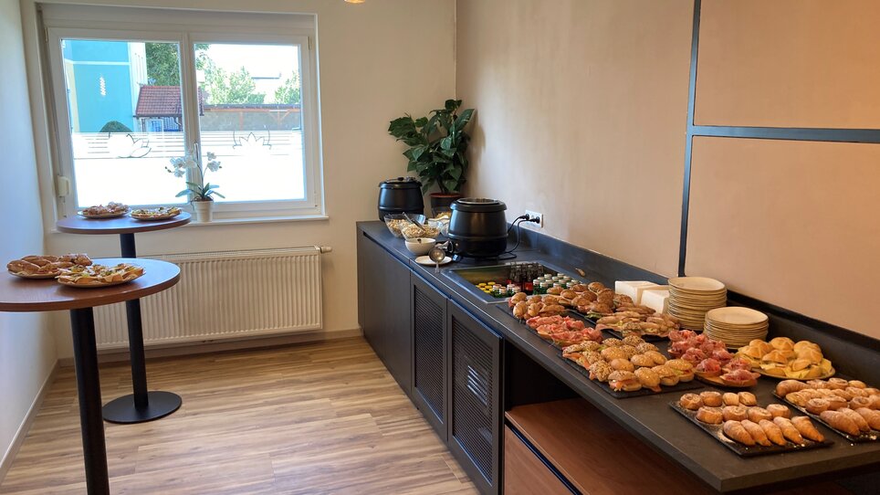 Variety of food and drinks in the conference area of the hotel Der Stockinger. | © Der Stockinger