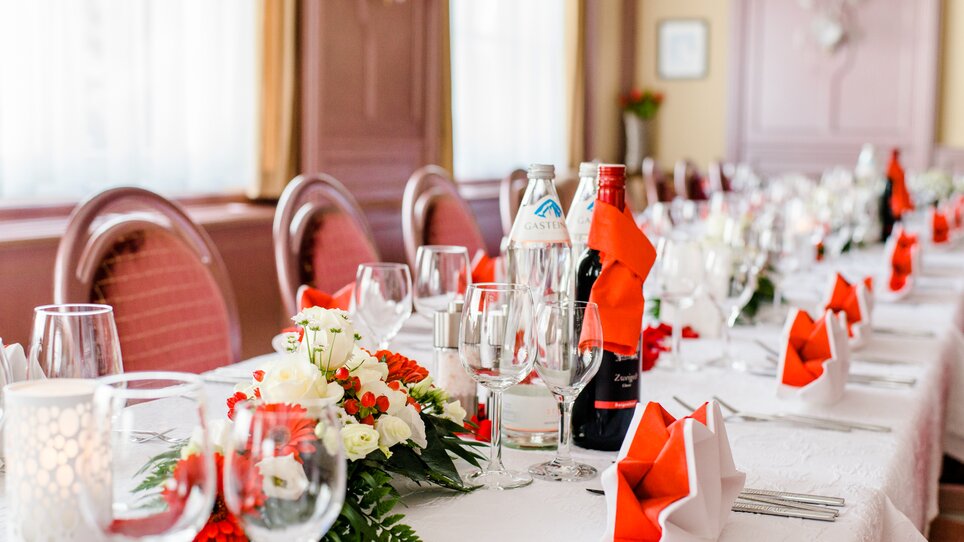 Ein eleganter Tisch mit roten Servietten, Blumen und Getränken im Hotel-Gasthof Pendl. | © Mias Photoart