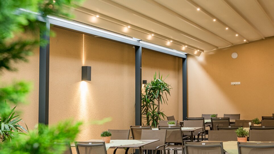 Ein stilvolles Restaurant im Freien mit Tischen, Pflanzen und sanfter Beleuchtung im Hotel-Gasthof Pendl. | © Mias Photoart