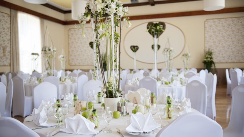 Festlich gedeckte Tische mit Blumenarrangements und Äpfeln im Hotel-Gasthof Pendl. | © Thomas Wasle