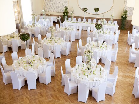Wedding or event decoration featuring white chairs and flowers at Hotel-Gasthof Pendl. | © Thomas Wasle