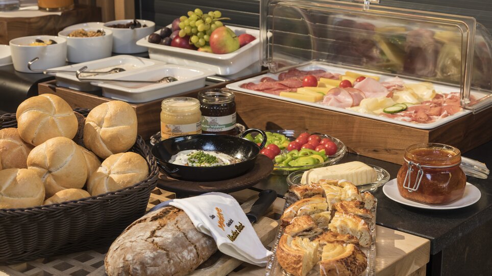 Ein reichhaltiges Frühstück mit Brötchen, Aufschnitt und Obst in der Genusspension Herti. | © Grossauer