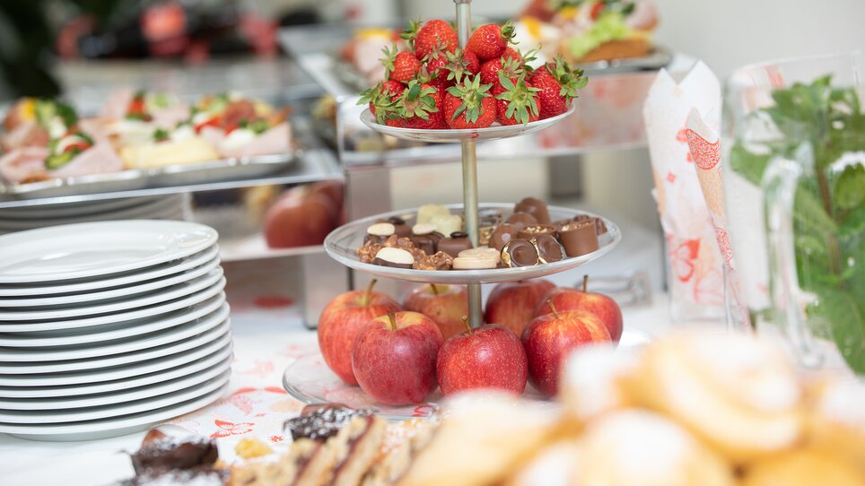 A buffet featuring strawberries, apples, and assorted sweets at Hotel Gollner. | © Hotel Gollner