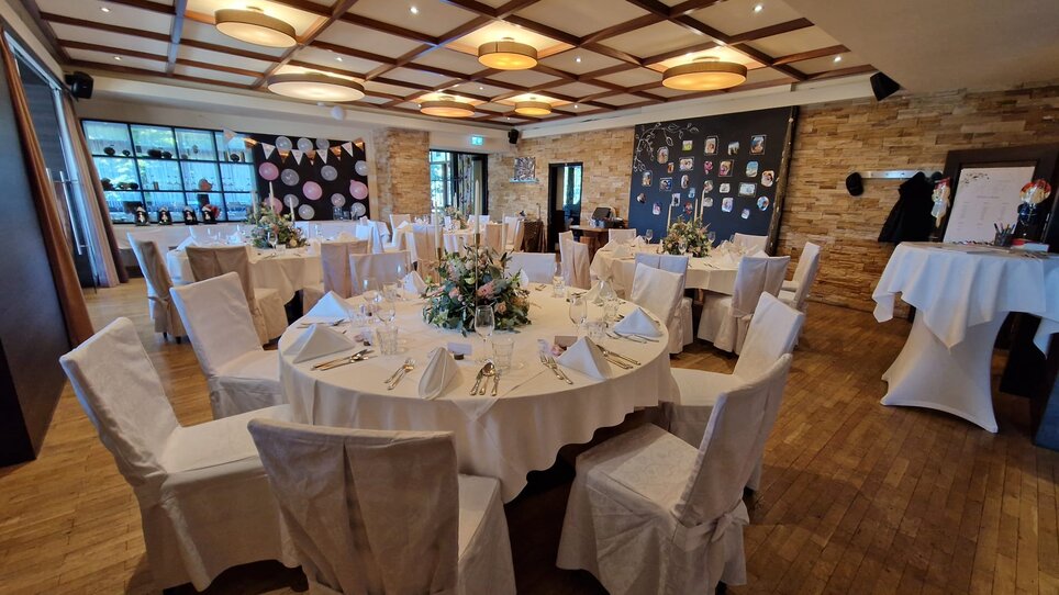 Innenansicht des Hügellandhof mit Tischen für ein Event. | © Hügellandhof