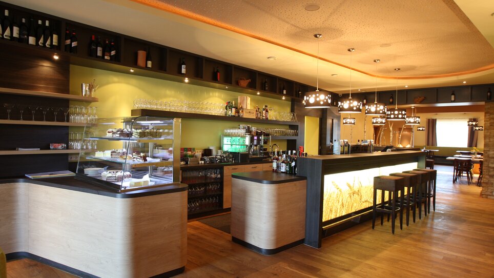 Innenansicht des Hügellandhofs mit Bar und Sitzgelegenheiten.  | © Hügellandhof