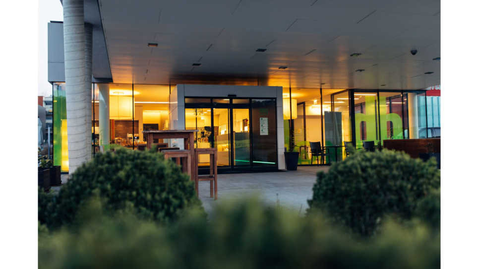 Entrance of Harry's home Hart bei Graz, a venue for business trips and events. | © harry’s home hotels - Daniel Zangerl