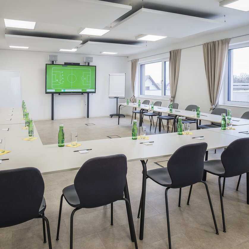 Hi5-Hotel Seiersberg | © Hi5-Hotel Seiersberg Geschäftsmeeting im Hi5-Hotel Seiersberg. Moderner Raum mit Tischen, Getränken und Präsentationstechnik. | © Hi5-Hotel Seiersberg