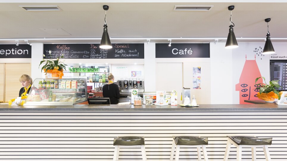 Café im JUFA Hotel Graz City mit Theke und Empfang. | © JUFA Graz City