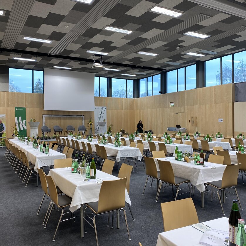 Konferenzraum im JUFA Hotel Maria Lankowitz, vorbereitet für ein Meeting mit Wasserflaschen auf Tischen. | © JUFA Hotels - Monika Heinrich