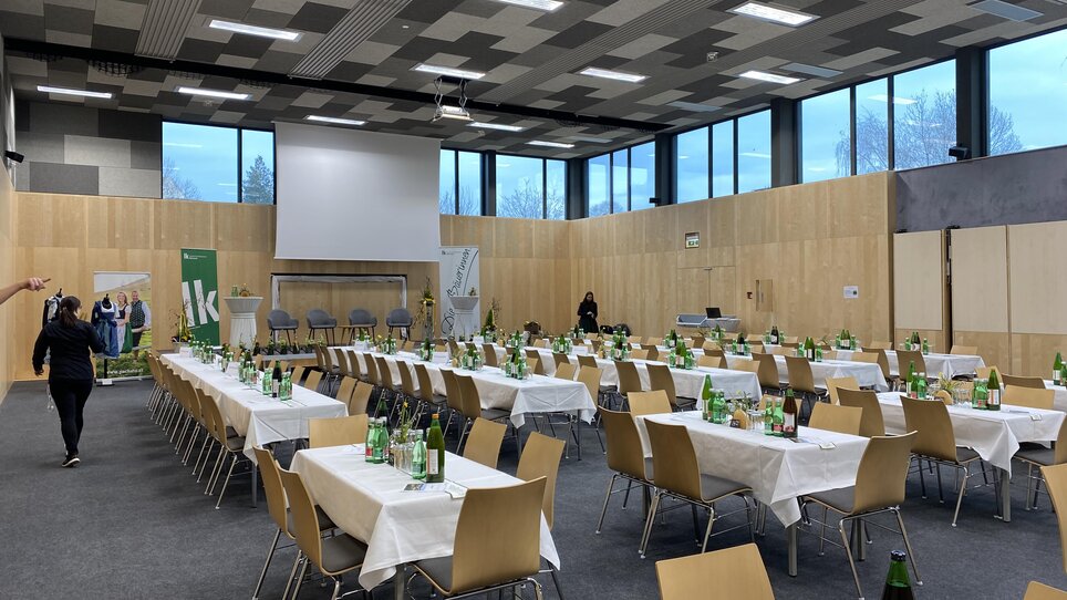 Konferenzraum im JUFA Hotel Maria Lankowitz, vorbereitet für ein Meeting mit Wasserflaschen auf Tischen. | © JUFA Hotels - Monika Heinrich