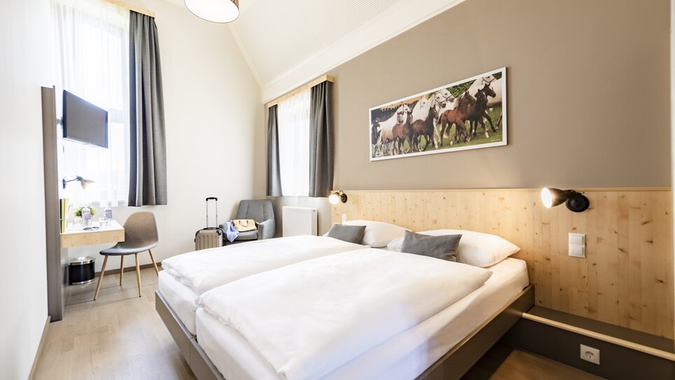 Doppelzimmer im JUFA Hotel Maria Lankowitz mit Blick auf das Bett. | © LenzJUFA Hotels