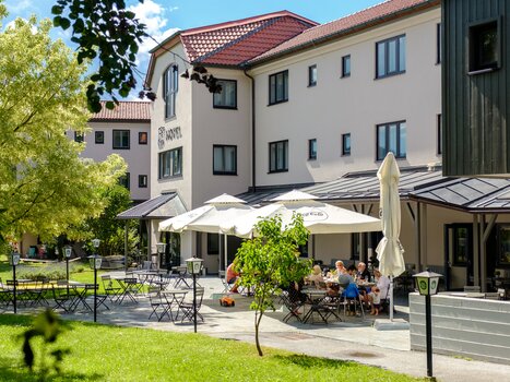 Außenbereich des JUFA Hotel Maria Lankowitz mit Gästen. | © iQ-Foto - Thomas Leibetseder