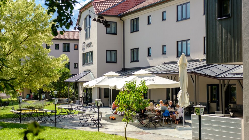 Außenbereich des JUFA Hotel Maria Lankowitz mit Gästen. | © iQ-Foto - Thomas Leibetseder