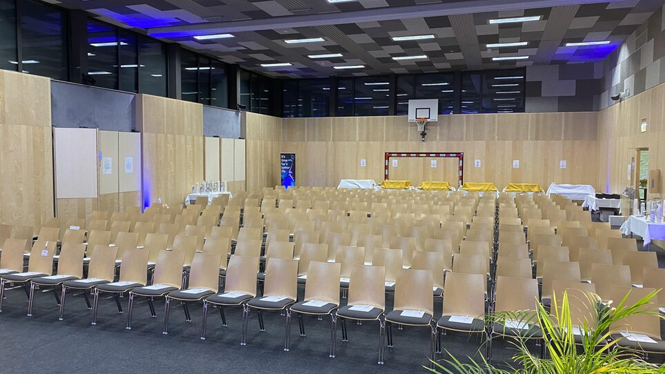 Empty conference room at JUFA Hotel Lipizzanerheimat with many chairs. | © JUFA Hotels - Monika Heinrich