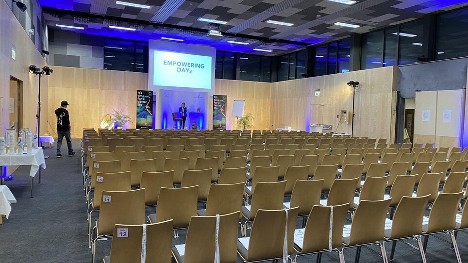 Event venue for the Empowering Days at JUFA Hotel Lipizzanerheimat with guests and stage. | © JUFA Hotels - Monika Heinrich