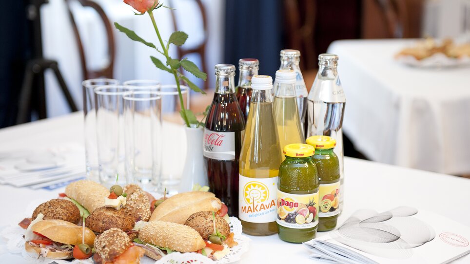Platte mit Snacks und Getränken auf einem Tisch bei einer Konferenz im Hotel Mariahilf. | © Hotel Mariahilf