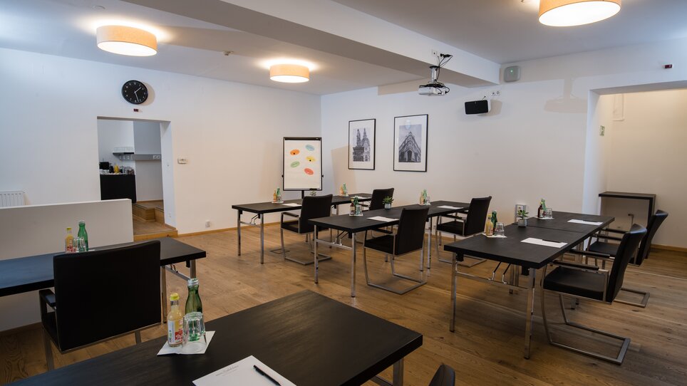 Ein geschmackvoll eingerichteter Tagungsraum mit Tischen und Stühlen, bereit für Geschäfte im Hotel Mariahilf in Graz. | © Hotel Mariahilf