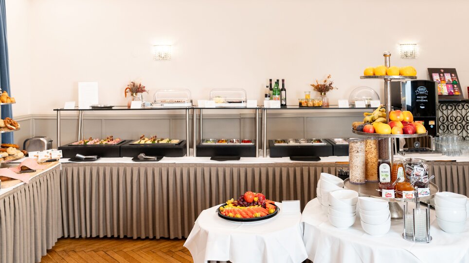 Ein Buffet mit verschiedenen Speisen in einem eleganten Raum im Hotel Mariahilf. | © Hotel Mariahilf