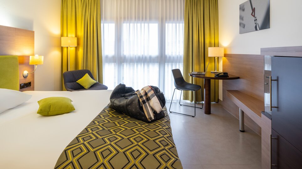 Ein stilvolles Hotelzimmer mit einem Doppelbett, abgestimmt auf Businessreisende im Hotel Mercure Graz City. | © Mercure Graz City - Mitja Kobal