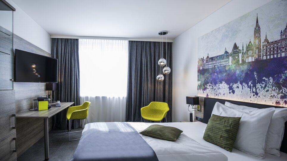 Helles, modernes Hotelzimmer mit dekorativem Wandbild im Hotel Mercure Graz City in Graz. | © Die Steirerin
