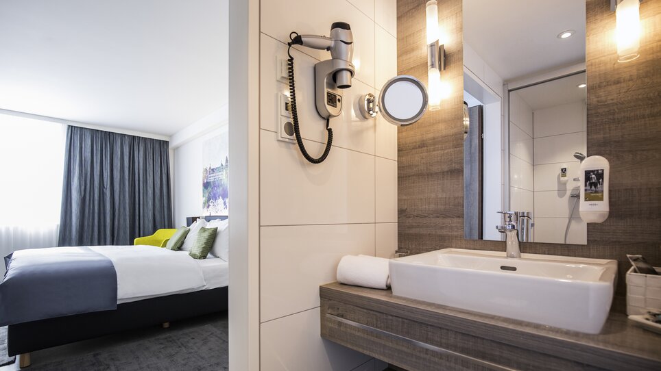Ein stilvolles Hotelzimmer mit Bad und einem großen Bett im Hotel Mercure Graz City. | © Die Steirerin