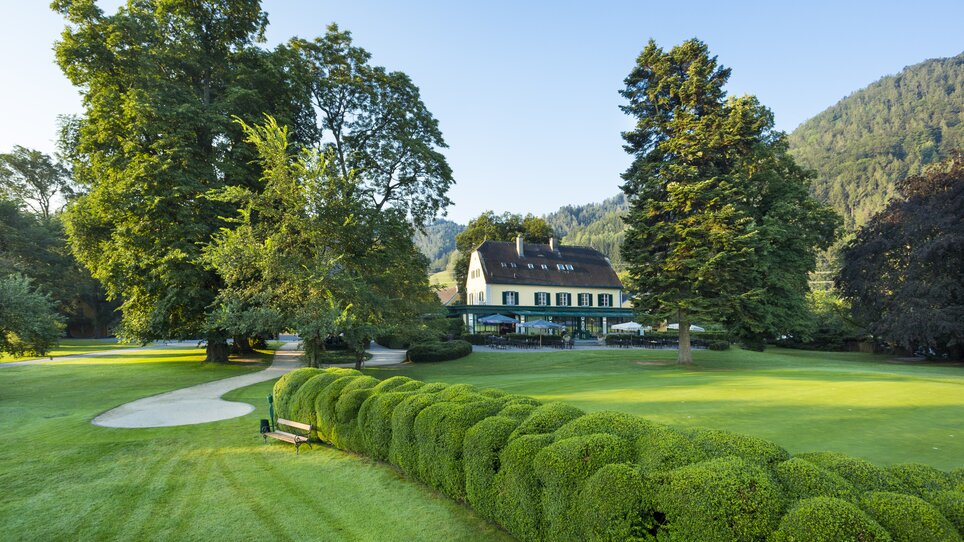 Idyllic view of Murhof Hotel & Restaurant surrounded by trees and manicured gardens. | © Murhof Hotel & Restaurant