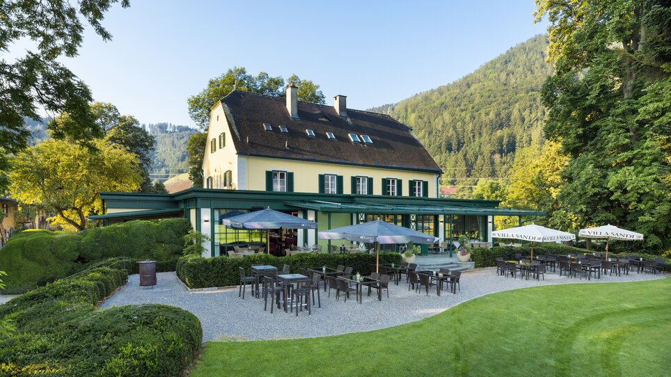 The restaurant of Murhof Hotel features a beautiful terrace and garden in greenery. | © Murhof Hotel & Restaurant