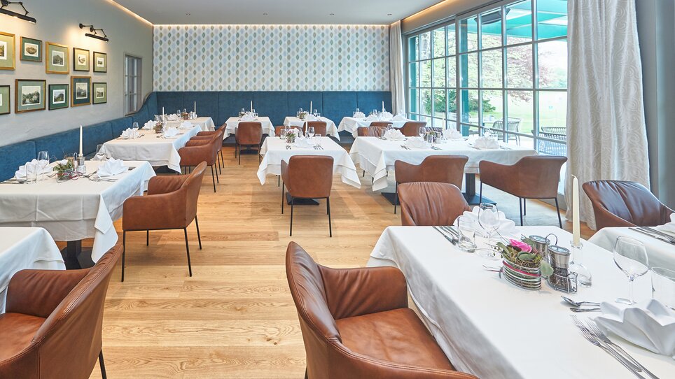 Modern restaurant with set tables and elegant chairs at Murhof Hotel & Restaurant. | © Murhof