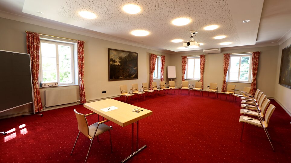 A stylish conference room with chairs arranged in a circle and a table at Murhof Hotel & Restaurant. | © Murhof