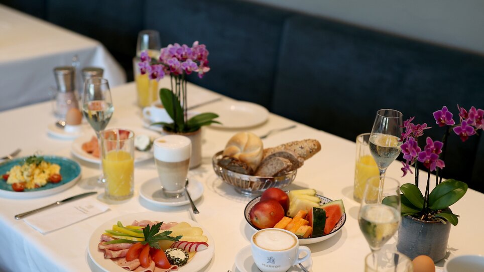 Diverse breakfast including eggs, fruits, and pastries at Murhof Hotel & Restaurant. | © Murhof