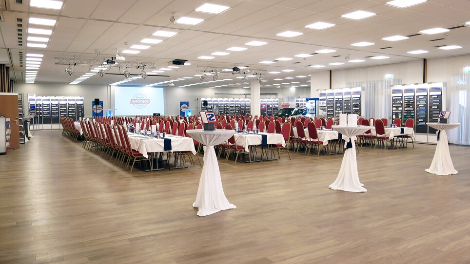 Großer Tagungsraum im Novapark Flugzeughotel für Konferenzen und Networking. | © Novapark