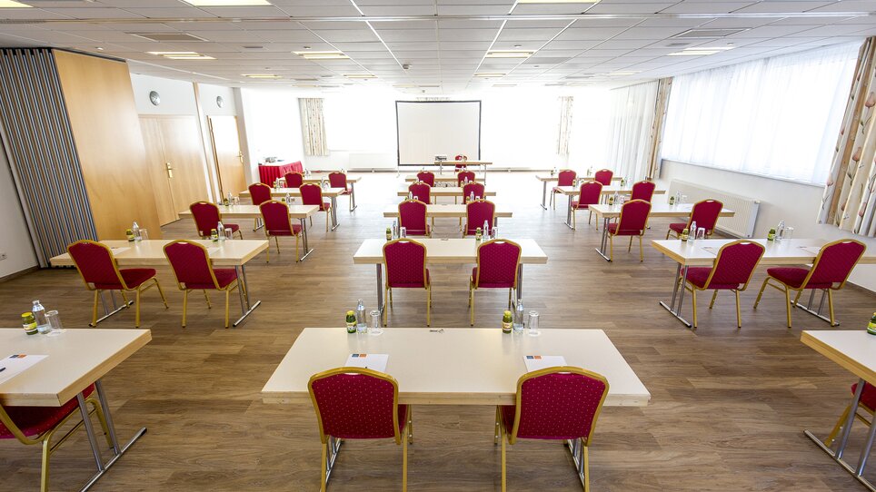 Konferenzraum im Novapark Flugzeughotel, bereit für Meetings. | © Novapark