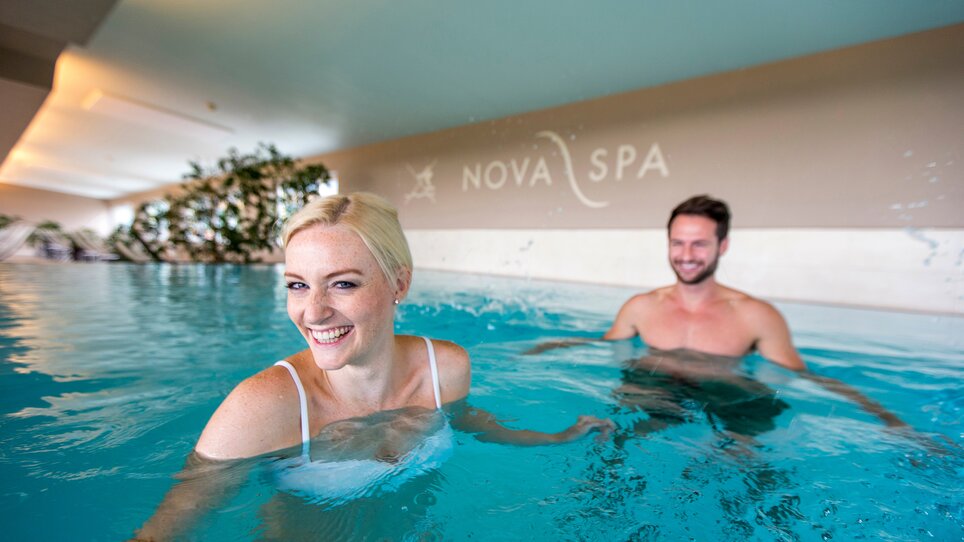 Zwei Personen im Indoor-Pool des Spabereichs im Novapark Flugzeughotel. | © Novapark 