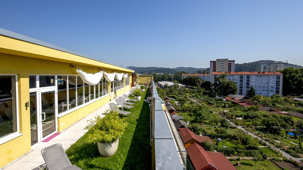 Blick vom Novapark Flugzeughotel auf den Spa Dachgarten mit Wohngebäuden und der Umgebung. | © Novapark