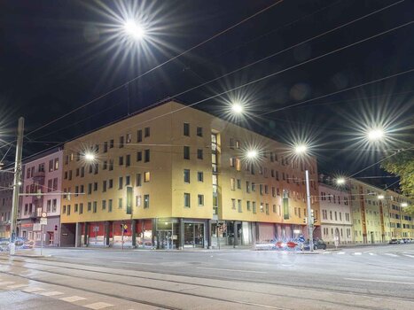 Beleuchteter Stadtbereich in Graz bei Nacht mit dem Hotel PLAZA INN Graz City und Straßenlaternen. | © PLAZA INN Graz City - Martin Thalmann