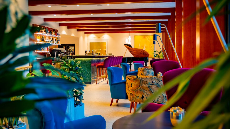 Elegante lobby del Parkhotel Graz con aree salotto e bar. | © Parkhotel Graz