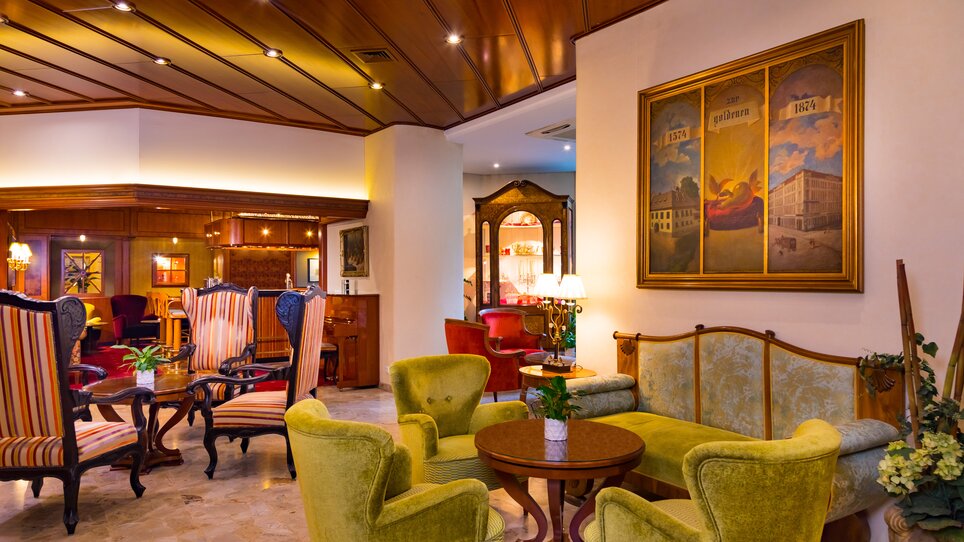 Elegant lobby at Parkhotel Graz with seating areas and artwork. | © Parkhotel Graz