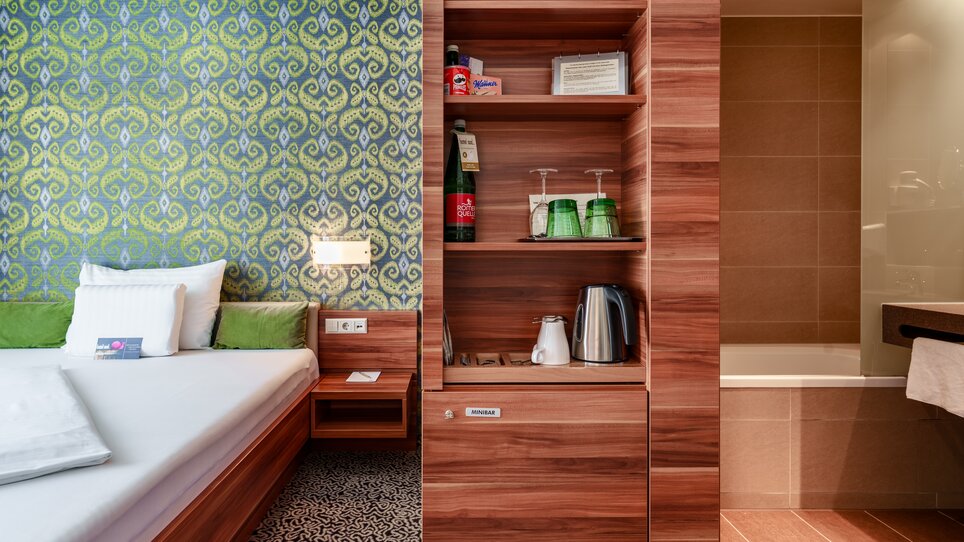 Zimmer im Hotel Süd mit Betten und Badezimmer. | © Hotel Süd