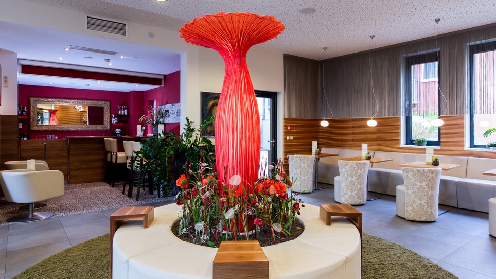Die Lobby des Hotel Süd mit rotem Kunstwerk und Lounge-Bereich, ideal für Tagungen in Graz. | © Hotel Süd Art
