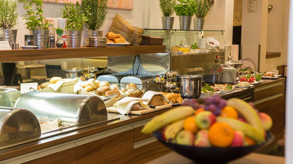Buffet mit verschiedenen Speisen im Hotel Süd. | © Hotel Süd Art