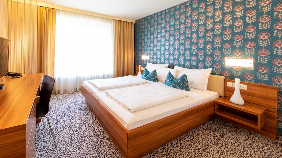 Helle Hotelzimmer im Hotel Süd mit zwei Betten und moderner Ausstattung. | © Hotel Süd Art