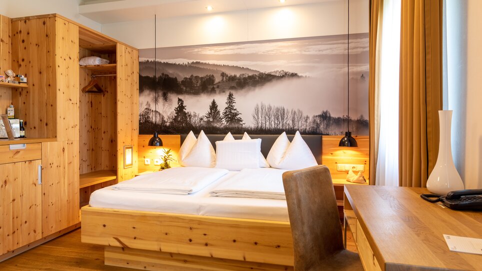Gemütliches Hotelzimmer im Hotel Süd mit Holzinterieur und schöner Aussicht. | © Hotel Süd Art