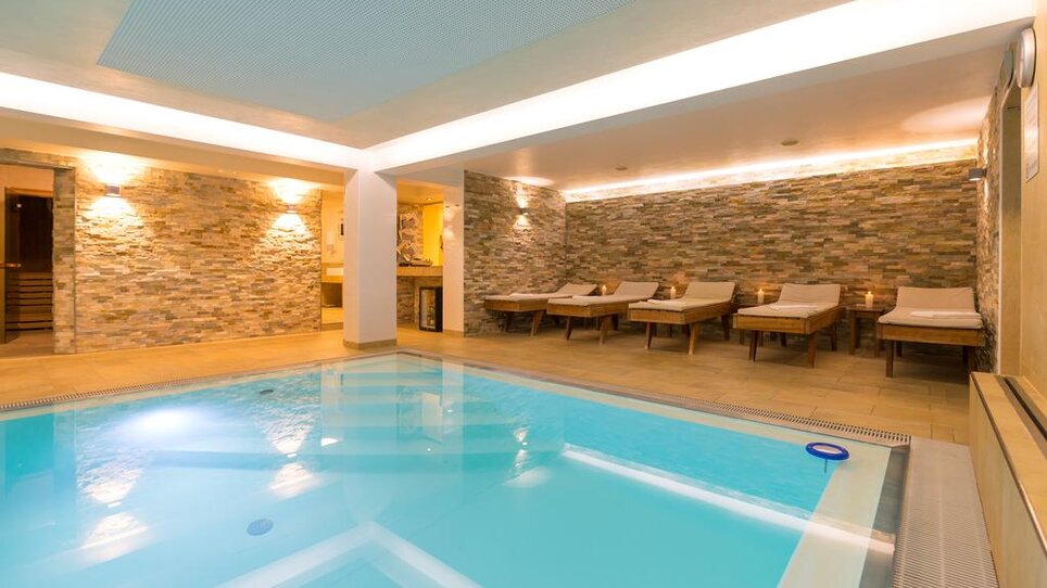 Interior mit Poolanlagen im Hotel Süd, geeignet für Veranstaltungen. | © Hotel Süd 