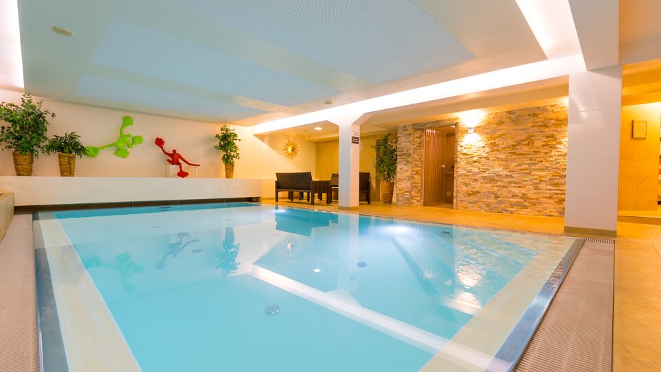 Interior mit Poolanlagen im Hotel Süd, geeignet für Veranstaltungen. | © Hotel Süd Art