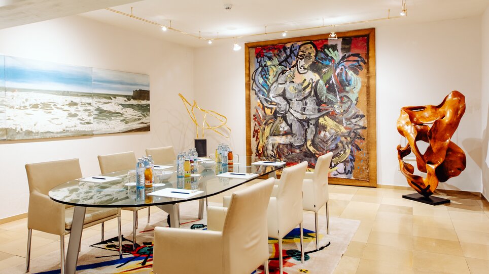 Modern meeting room with artworks in Schlossberghotel. | © Kyrillos Mikhail