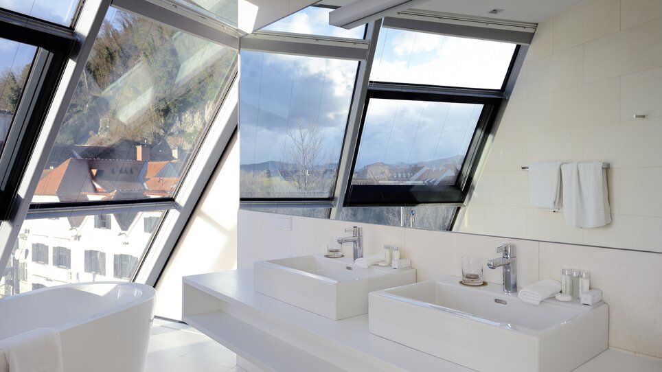 Bathroom in Schlossberghotel with view of Graz and Mur. | © Schlossberghotel