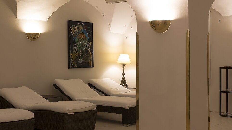 Calm relaxation space with loungers in Schlossberghotel. | © Schlossberghotel