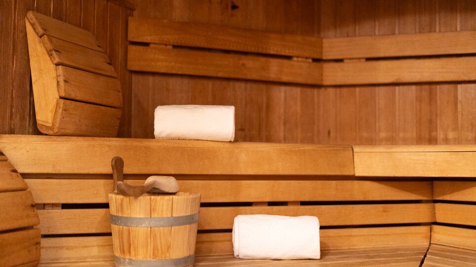 Wood sauna with towels and buckets at Hotel Stoiser Graz. | © Hotel Stoiser Graz