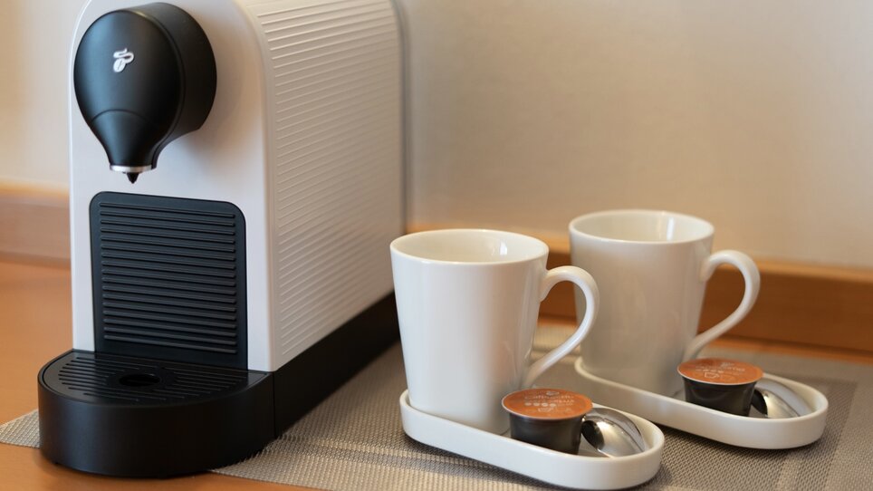 Coffee machine with cups and capsules in Hotel Stoiser Graz. | © Hotel Stoiser Graz