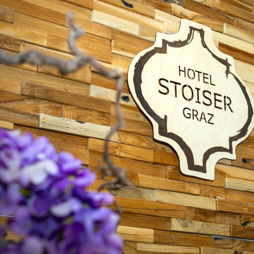 Sign of Hotel Stoiser Graz on a wooden wall. | © Hotel Stoiser Graz